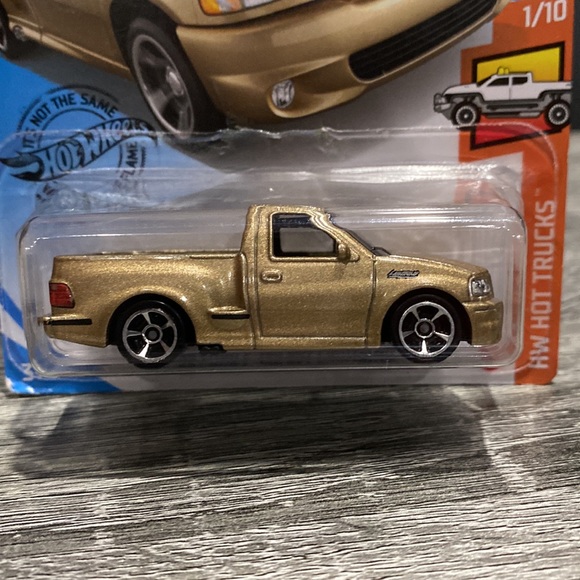 Hot Wheels | Hot Trucks #1 of 10: 1999 Ford F-150 SVT Lightning - 1:64 Scale - Picture 7 of 15